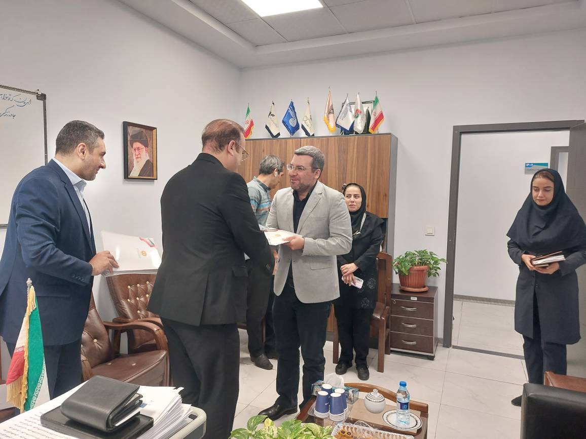 گزارش تصویری از تجلیل از همکاران پایگاه خبری وزارت راه و شهرسازی توسط مدیران شرکت آزمایشگاه فنی و مکانیک خاک